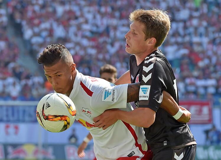 Leipzigs Davie Selke (l) und St. Paulis Daniel Buballa kämpfen um den Ball.