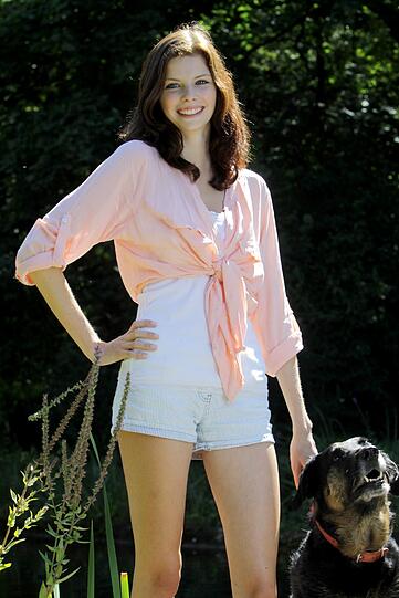 Die Sonne scheint, die Frisur sitzt, das Kleid zeigt alle Vorzüge ihrer Figur: Katrin Biller (18) hat es unter die Top 10 bei der Wahl zur Schönen Münchnerin geschafft.