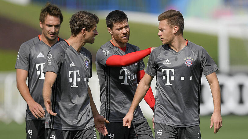 Die Bayern-Profis Joshua Kimmich, Xabi Alonso, Thomas Müller und Mats Hummels (von rechts) im Trainingslager in Doha/Katar.