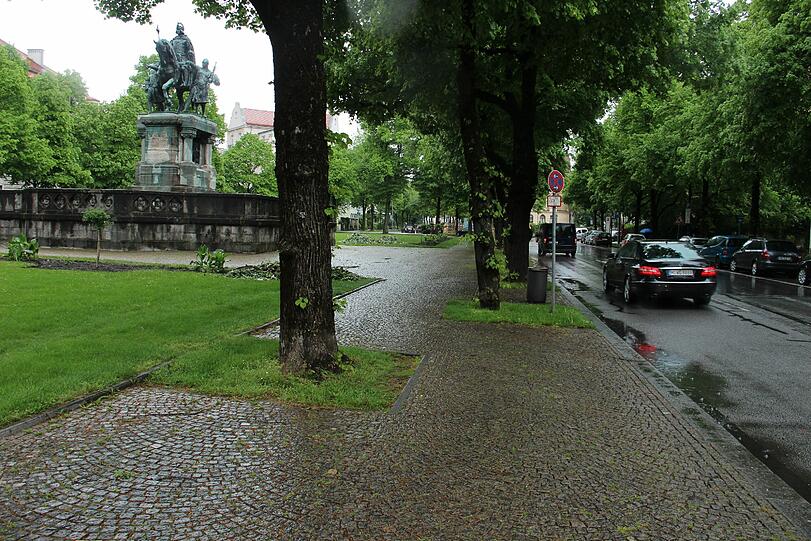 Am Kaiser-Ludwig-Platz rastete der bewaffnete Mann aus.
