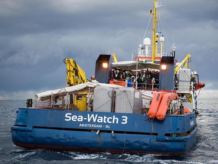 Zuletzt hatte Innenminister Salvini der deutschen Hilfsorganisation Sea-Watch verboten, in Italien anzulegen. Der Kapitän tat es dennoch. Gegen ihn wird ermittelt.