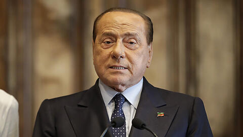 Silvio Berlusconi ist nach Angaben seiner Partei positiv auf das Coronavirus getestet worden und musste in ein Krankenhaus eingeliefert werden. (Archivbild)