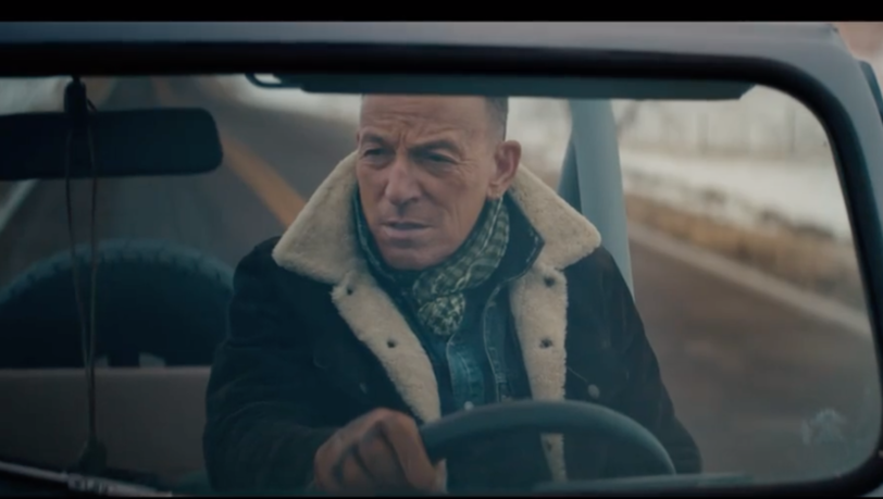 Ein Mann wie der Boss kann natürlich nur einen ganz bestimmten Wagen fahren - jedesfalls im Werbespot, der im Super Bowl gezeigt wurde, bei dem es natürlich um Amerika ging.