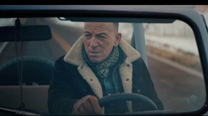 Ein Mann wie der Boss kann natürlich nur einen ganz bestimmten Wagen fahren - jedesfalls im Werbespot, der im Super Bowl gezeigt wurde, bei dem es natürlich um Amerika ging.