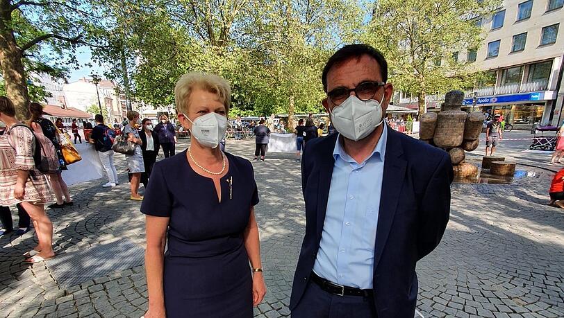 Edith Dürr von der Schwesternschaft München (l.) und der bayerische Gesundheitsminister Klaus Holetschek (CSU).