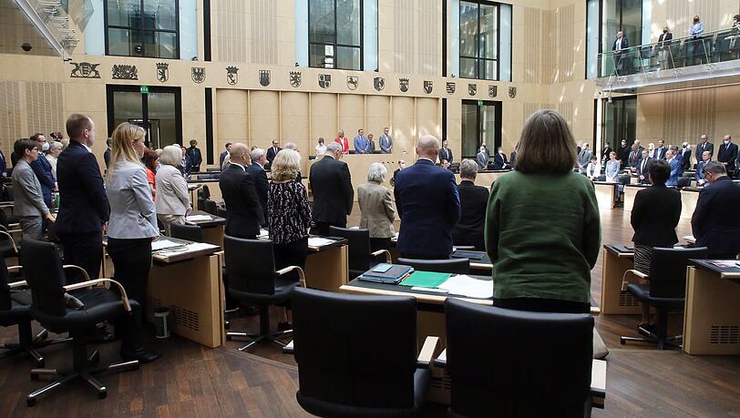Die Abgeordneten der Länder legen im Bundesrat eine Schweigeminute für die Opfer des Zugunglücks in Bayern und der Toten und Verletzten der Amokfahrt vom Breitscheidplatz ein.
