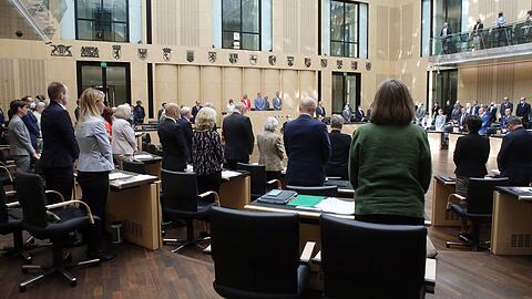 Die Abgeordneten der Länder legen im Bundesrat eine Schweigeminute für die Opfer des Zugunglücks in Bayern und der Toten und Verletzten der Amokfahrt vom Breitscheidplatz ein.