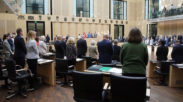 Die Abgeordneten der Länder legen im Bundesrat eine Schweigeminute für die Opfer des Zugunglücks in Bayern und der Toten und Verletzten der Amokfahrt vom Breitscheidplatz ein.