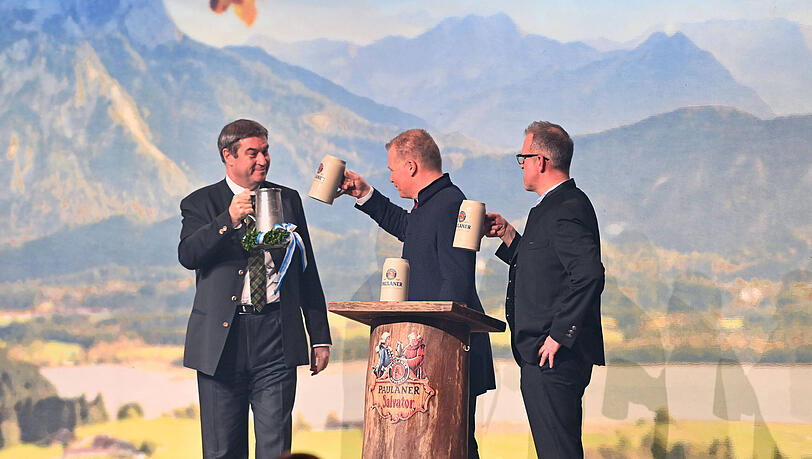 Markus Söder, Ministerpräsident und CSU-Vorsitzender, bekommt die erste Mass Salvator, Mitte: Andreas Steinfatt, Chef der Paulaner Brauerei, Rechts: Christian Dahnke, 1.Braumeister. Markus Söder, Ministerpräsident und CSU-Vorsitzender, bekommt die erste Mass Salvator, Mitte: Andreas Steinfatt, Chef der Paulaner Brauerei, Rechts: Christian Dahnke, 1.Braumeister.
