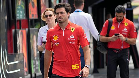 Ferrari-Pilot Carlos Sainz fällt mit einer Blinddarmentzündung aus.