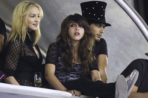 Madonna mit Tochter ind Freund beim Karneval in Rio