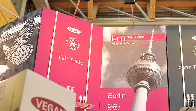 Bernhard von Glasenapp, Geschäftsführer der Berliner Manufaktur I+M Naturkosmetik, vor den veganen Körperpflegeprodukten. Bernhard von Glasenapp, Geschäftsführer der Berliner Manufaktur I+M Naturkosmetik, vor den veganen Körperpflegeprodukten.