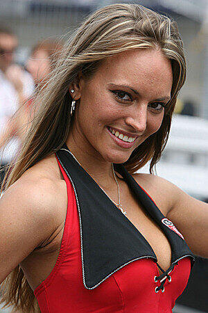 ...und lächeln bitte. Aber das können sie gut, die Grid Girls.