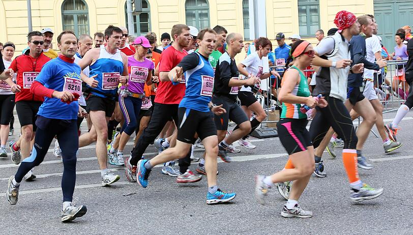 Bunte Kostüme, Kinder feuern ihre Eltern an, viel Schweiß und gute Laune: Die Bilder vom München Marathon 2012