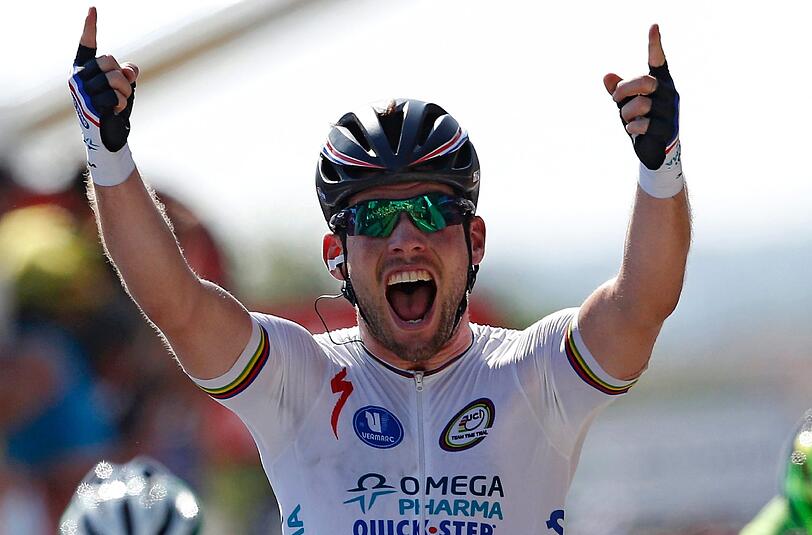 Der Brite Mark Cavendish feiert seinen Sieg in der 13. Etappe der 100. Tour de France.