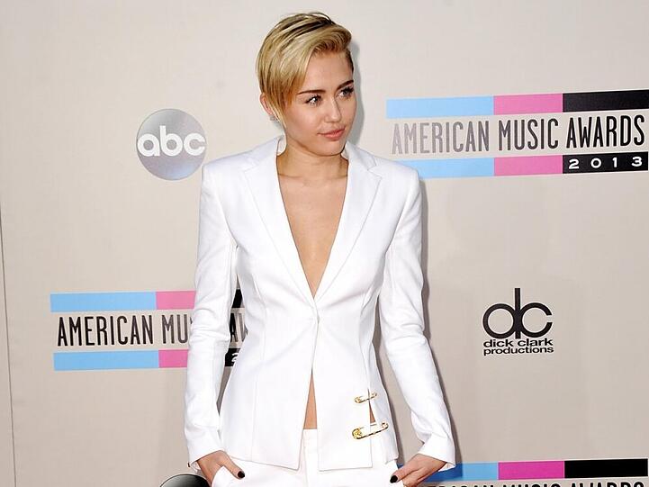 Miley Cyrus genießt mittlerweile das Alleinsein. Klicken Sie sich durch unsere Bildergalerie und sehen Sie die Instagram-Woche von Single Miley Cyrus...