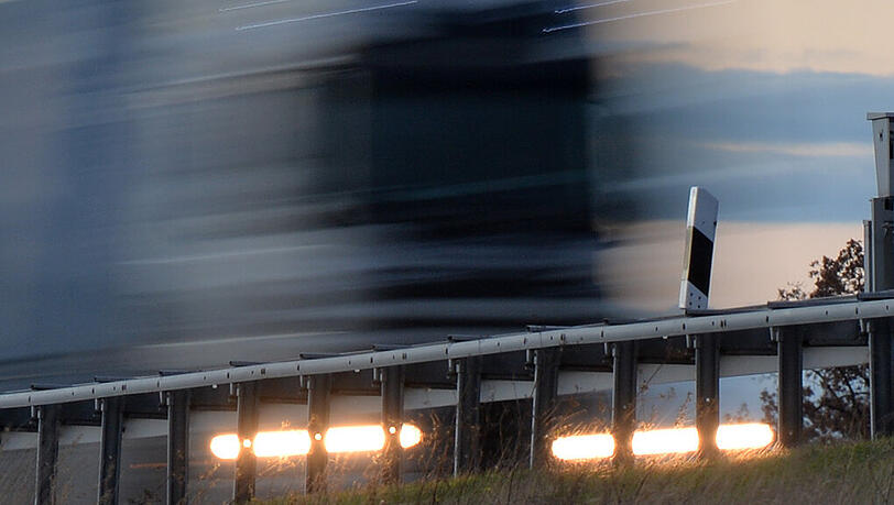 Unfall-Drama auf der Autobahn. Der 47-jährige Lkw-Fahrer erlag noch am Unfallort seinen schweren Verletzungen. (Symbolbild) Unfall-Drama auf der Autobahn. Der 47-jährige Lkw-Fahrer erlag noch am Unfallort seinen schweren Verletzungen. (Symbolbild)