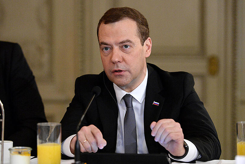 Während eines Frühstücks bei der Sicherheitskonferenz des BDI-Ost-Ausschusses spricht Medwedew zu russischen und deutschen Wirtschaftsvertretern.