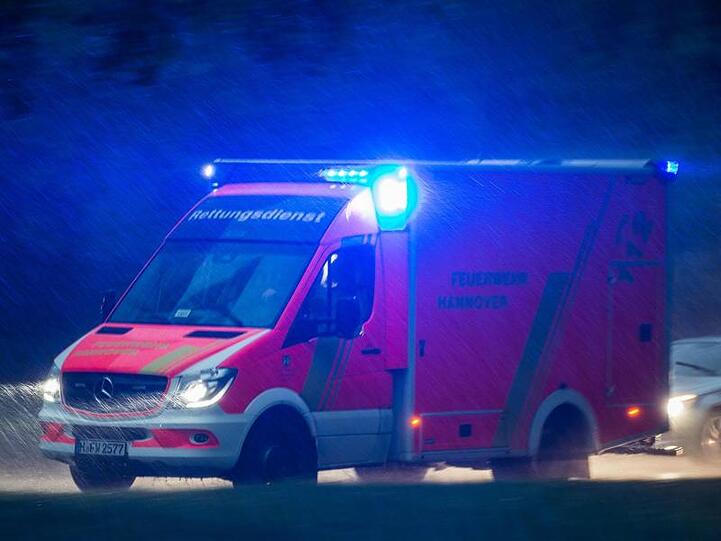 Ein Krankenwagen fährt mit Blaulicht. Foto: Silas Stein/dpa/Archivbild/Archivbild
