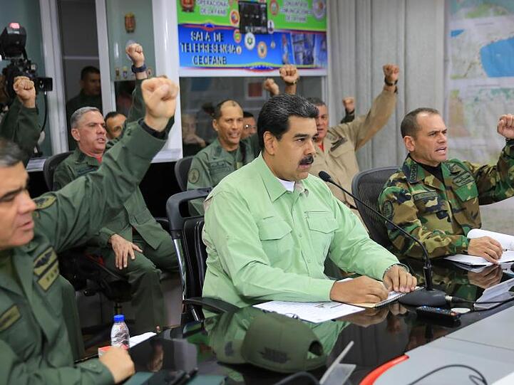 Präsident Maduro hält die Hilfslieferungen für einen Vorwand für eine militärische Intervention und hat die Streitkräfte angewiesen, sie nicht ins Land zu lassen.