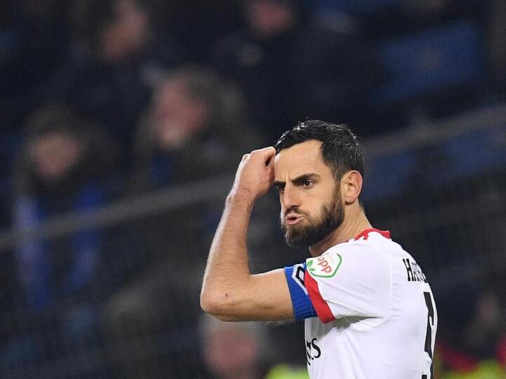 Mergim Mavraj steht nach dem Spiel für den Hamburger SV auf dem Platz. Foto: Daniel Reinhardt/Archiv