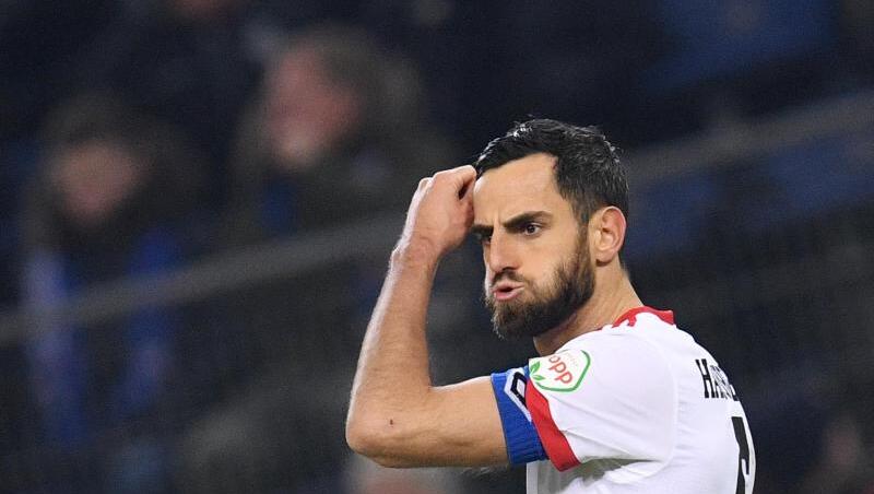 Mergim Mavraj steht nach dem Spiel für den Hamburger SV auf dem Platz. Foto: Daniel Reinhardt/Archiv Mergim Mavraj steht nach dem Spiel für den Hamburger SV auf dem Platz. Foto: Daniel Reinhardt/Archiv