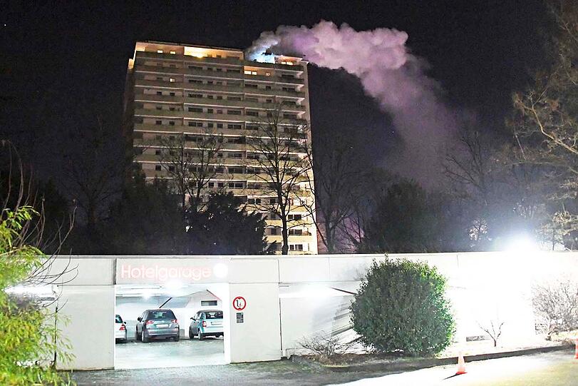 Im Einsatz waren neben zwei Löschzügen und Sonderfahrzeugen der Berufsfeuerwehr auch die Abteilung Oberföhring der Freiwilligen Feuerwehr.