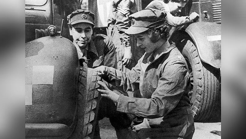 Queen Elizabeth II., damals noch Prinzessin, bei ihrer Ausbildung zur Mechanikerin.