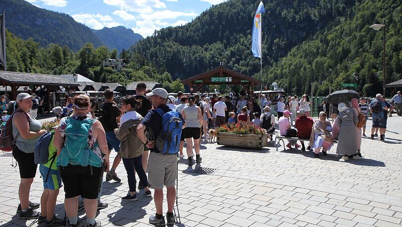 Wer derzeit zum Königssee fährt, muss mit extrem langen Schlangen rechnen – nicht nur an der Fährstation.