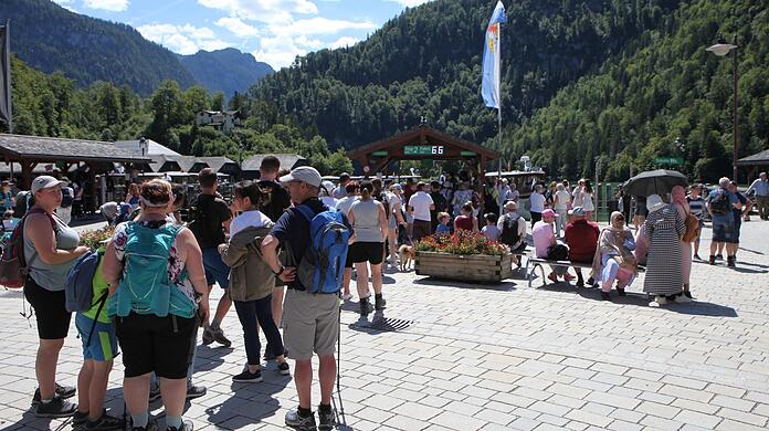 Wer derzeit zum Königssee fährt, muss mit extrem langen Schlangen rechnen – nicht nur an der Fährstation.