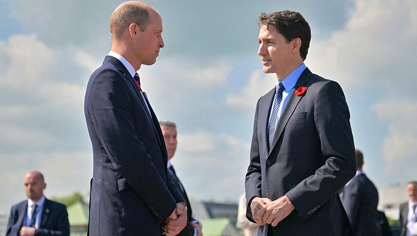 Kanadas Premierminister Justin Trudeau (r.) im Gespräch mit Prinz William in Courseulles-sur-Mer.