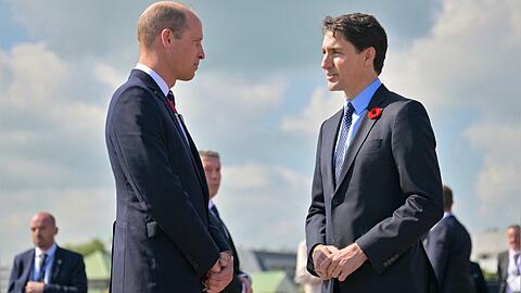 Kanadas Premierminister Justin Trudeau (r.) im Gespräch mit Prinz William in Courseulles-sur-Mer.