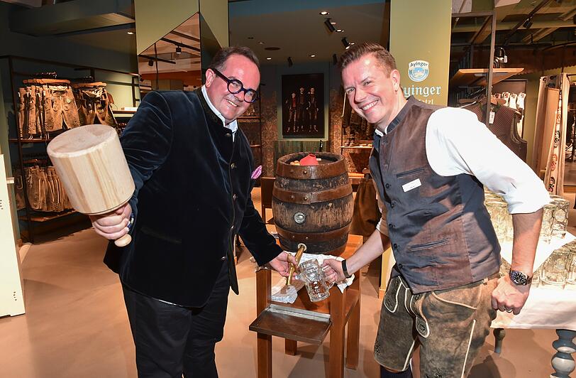 Wiesnchef Clemens Baumgärtner  und Christian Greiner zapfen sich ein Bier.