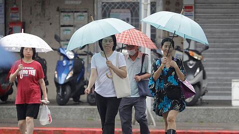 Wegen des Taifuns wurden in Taiwan zahlreiche Flüge gestrichen und Geschäfte blieben geschlossen.