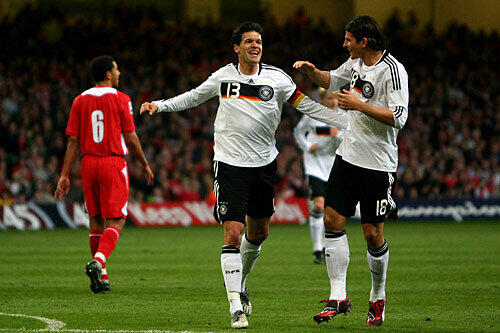 Mario Gomez (rechts) gratuliert dem Torschützen Michael Ballack