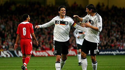 Mario Gomez (rechts) gratuliert dem Torschützen Michael Ballack