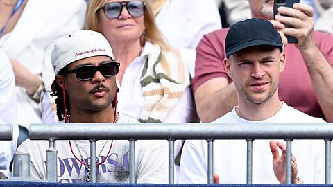 Kamen wenige Stunden nach ihrem Champions-League-Krimi gegen Real zum Tennis: Fu&szlig;ball-Nationalspieler Serge Gnabry (links) und Joshua Kimmich.