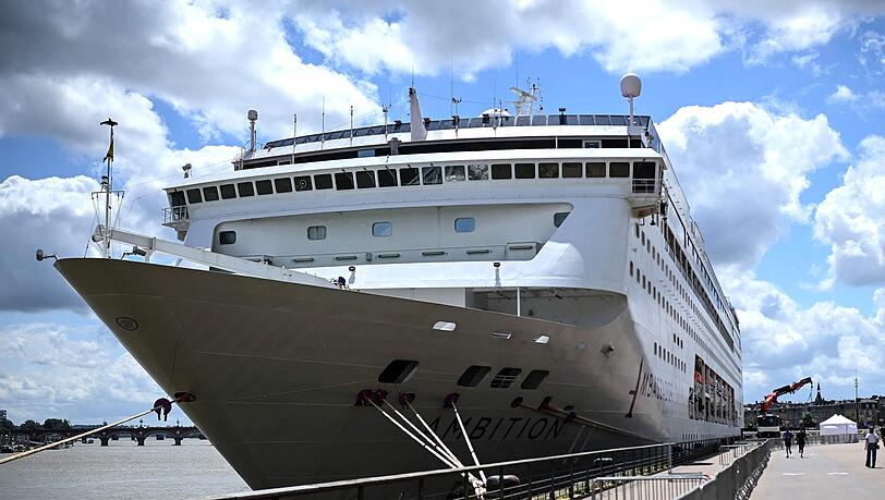 1.700 Passagiere und Crew-Mitglieder sitzen nach einer Welle von Magen-Darm-Erkrankungen auf einem Kreuzfahrtschiff in Bordeaux fest.