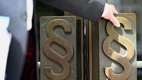 Eingang des Landgerichts Bonn, wo mal wieder ein Corona-Maskenfall verhandelt wird.