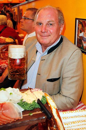 Genug getanzt und getobt - da bleibt nur noch ein zünftges "Prost!"