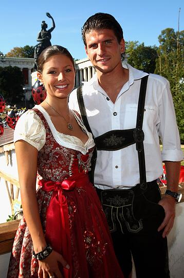 Tormaschine Mario Gomez auf der Wiesn mit Freundin Silvia - die beiden lernten sich bereits vor zehn Jahren kennen.