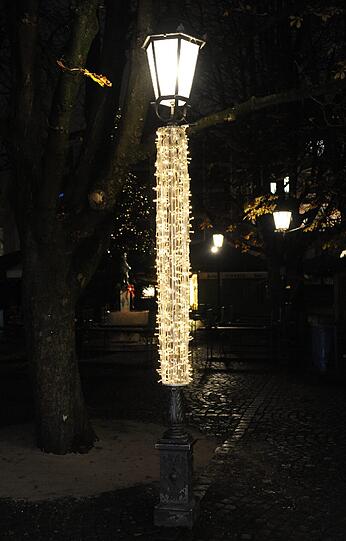 Die Laterne an der Nordsee-Filiale leuchtet auch schon vorweihnachtlich.