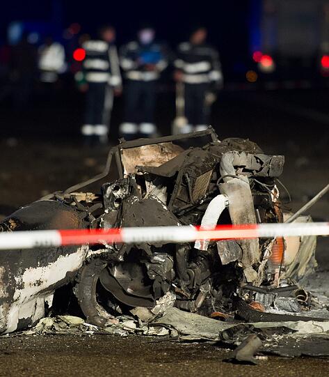 Der Hubschrauber war auf diese gestürzt und in Flammen aufgegangen. Es sei davon auszugehen, dass der Pilot bei dem Unglück ums Leben kam, sagte ein Polizeisprecher.