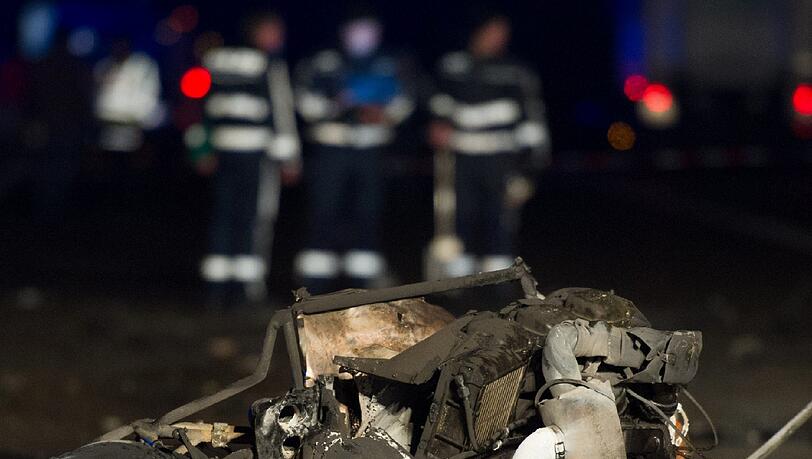 Der Hubschrauber war auf diese gestürzt und in Flammen aufgegangen. Es sei davon auszugehen, dass der Pilot bei dem Unglück ums Leben kam, sagte ein Polizeisprecher.