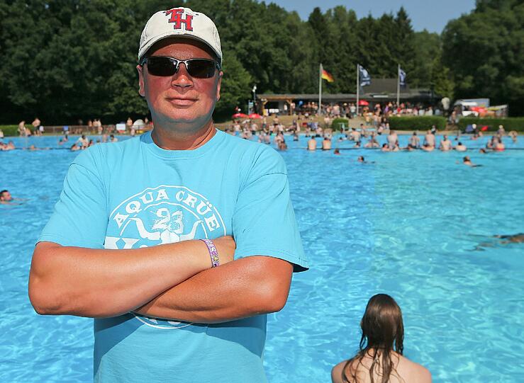 Brütende Hitze in Wacken. Die Metal-Fans strömen zu Tausenden ins örtliche Freibad.