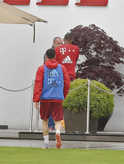 Die Bayern-Stars Jerome Boateng und Robert Lewandowski geraten im Mittwochstraining heftig aneinander. Foto: Bernd Feil