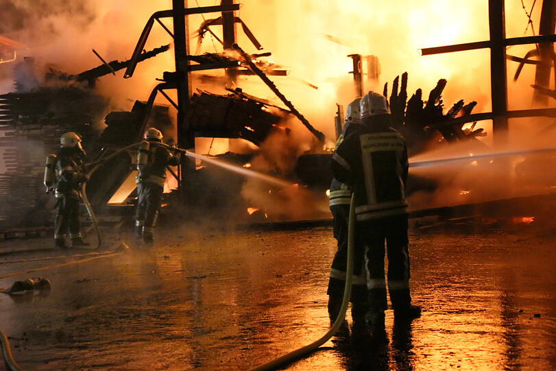Die Halle, in der Holz und Maschinen gelagert waren, ist bei dem Feuer komplett zerstört worden.