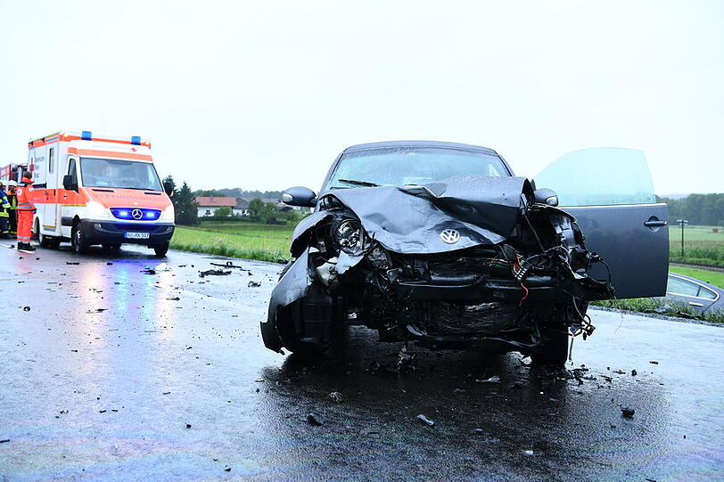 Schwerer Verkehrsunfall auf der B304 nahe Traunreut