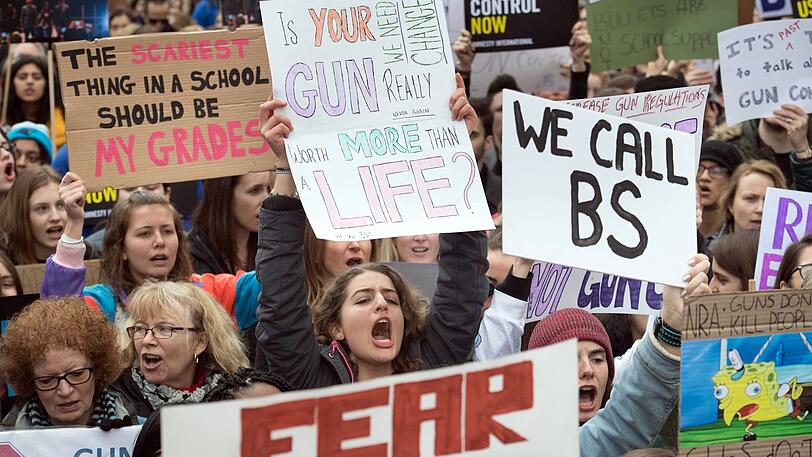 Menschen nehmen an einer Demonstration für strengere Waffengesetze in den USA vor der amerikanischen Botschaft teil.