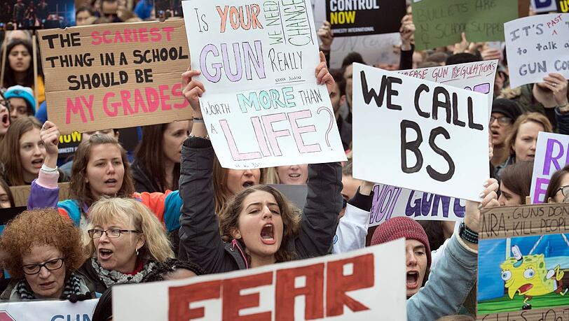Menschen nehmen an einer Demonstration für strengere Waffengesetze in den USA vor der amerikanischen Botschaft teil. Menschen nehmen an einer Demonstration für strengere Waffengesetze in den USA vor der amerikanischen Botschaft teil.